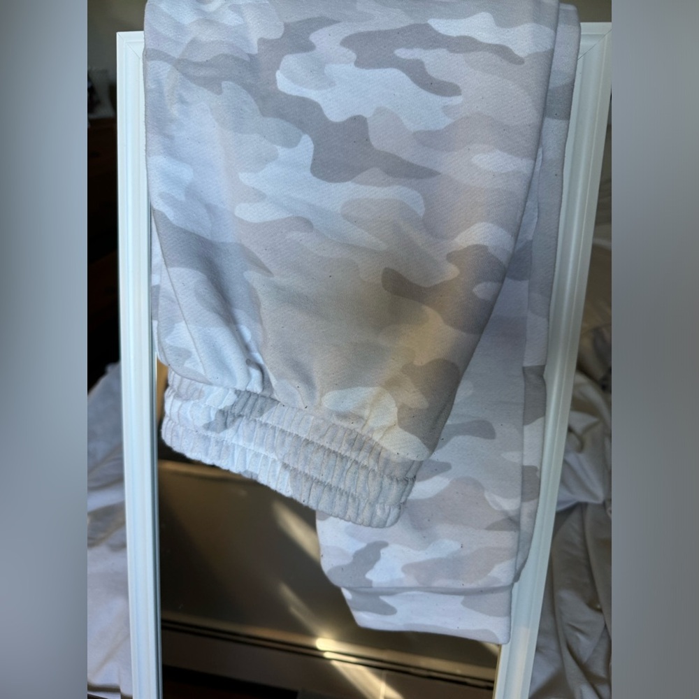 Secret Treasures: Light gray camo sweatpants